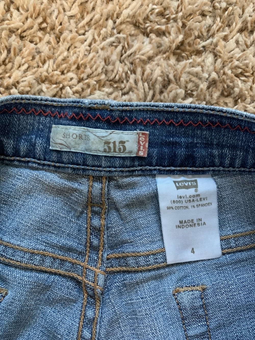 Vintage Levi's Women’s Medium Wash Blue Denim Summer Jean Shorts Size 4 - Picture 2 of 8